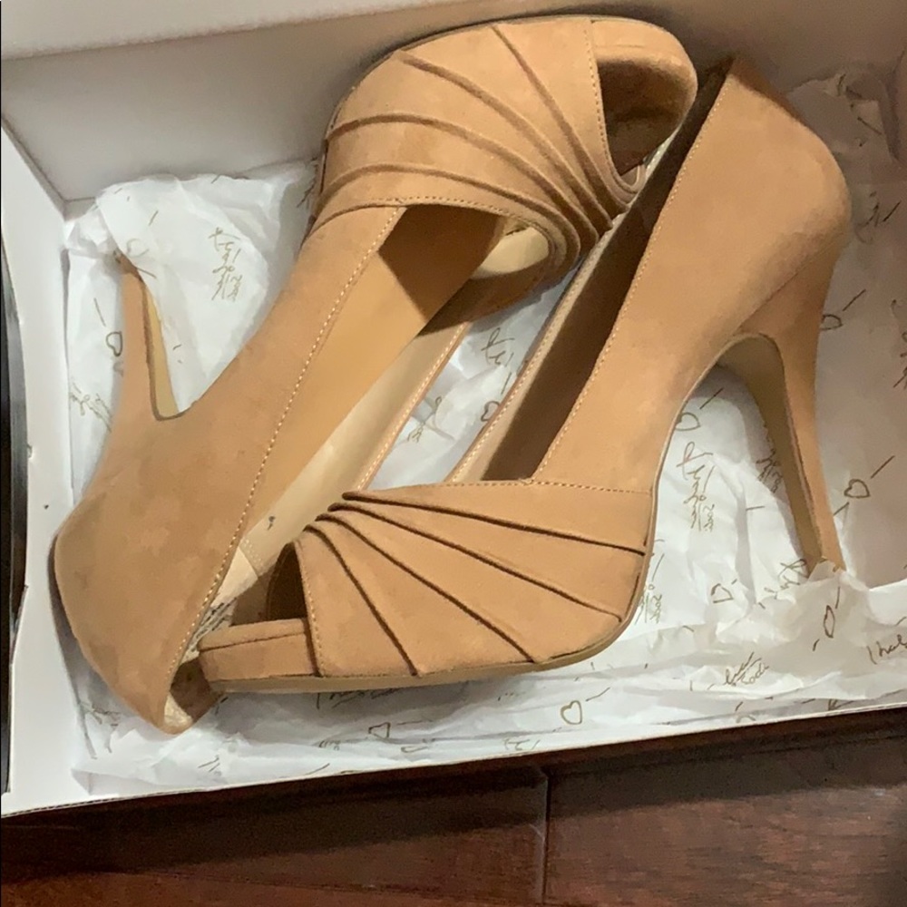 Nude pumps